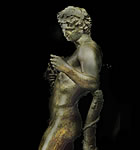 Estatuilla en bronce de personaje mitológico.