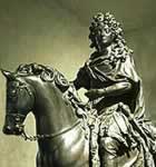 Estatua ecuestre de rey franc&eacute;s.