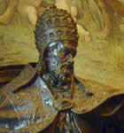 Retrato escultórico del papa.