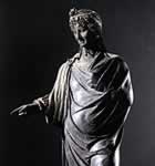 Estatua de marmol de mujer gitana.