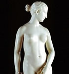 Estatua en estilo griego clásico.